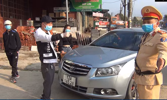 Tài xế và chiếc xe vi phạm.