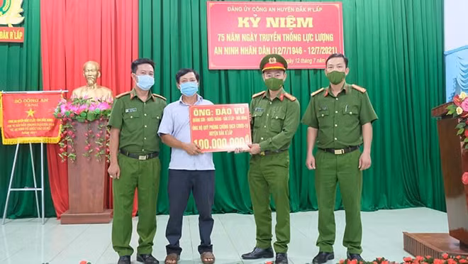 Ông Đào Vũ trao tặng số tiền 100 triệu đồng Ban Chỉ đạo phòng, chống dịch bệnh huyện Đắk R’lấp.