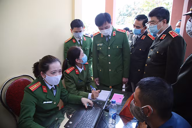 Thứ trưởng Nguyễn Duy Ngọc chỉ đạo, hướng dẫn CBCS tại điểm làm CCCD lưu động tại thị trấn Hưng Nguyên.