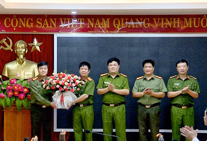 Đại tá Nguyễn Ngọc Vân, Giám đốc Công an tỉnh Sơn La khen thưởng Ban chuyên án. Đại tá Nguyễn Ngọc Vân, Giám đốc Công an tỉnh Sơn La khen thưởng Ban chuyên án.