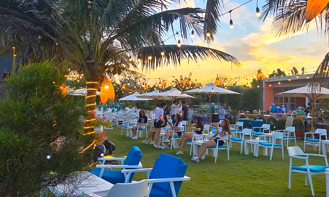 Aqua Chill Bar Sầm Sơn gây ấn tượng với nhiều không gian thư giãn khác nhau trải dài bên bãi biển hay cạnh bể bơi tuyệt đẹp trong khu resort 5 sao của quần thể nghỉ dưỡng FLC Sầm Sơn. Aqua Chill Bar Sầm Sơn gây ấn tượng với nhiều không gian thư giãn khác nhau trải dài bên bãi biển hay cạnh bể bơi tuyệt đẹp trong khu resort 5 sao của quần thể nghỉ dưỡng FLC Sầm Sơn.