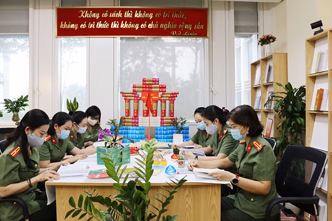 Hội viên phụ nữ Cục tham gia hoat động đọc sách.