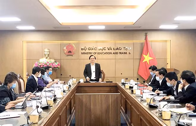 Bộ trưởng Bộ GD&ĐT Phùng Xuân Nhạ phát biểu tại cuộc họp.