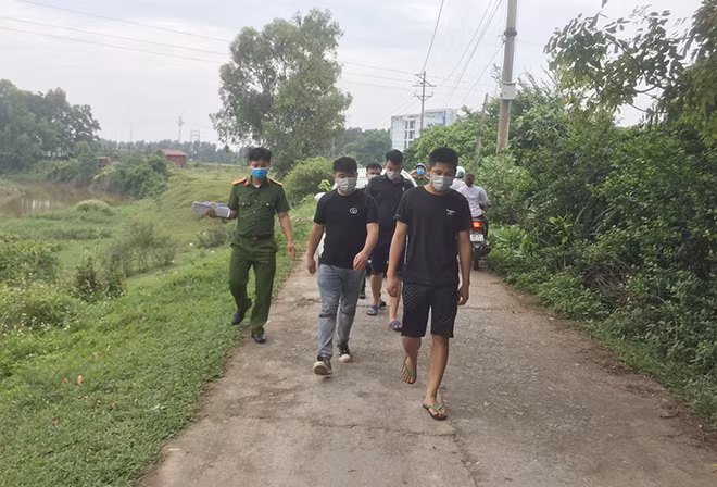 Công an TP Phúc Yên dẫn giải 4 đối tượng người Trung Quốc.