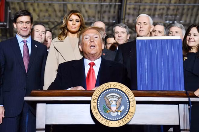 Tổng thống Mỹ Donald Trump ký luật ngân sách quốc phòng năm tài khóa 2020 vào ngày 20-12-2019.