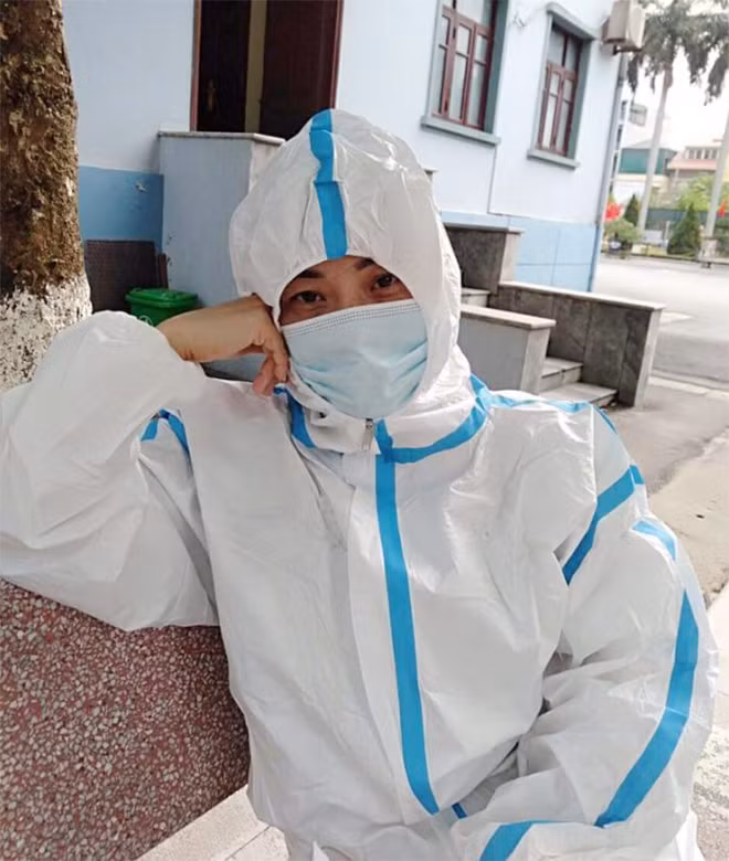 Thiếu tá Đặng Thị Lan Anh, Công an Hà Nam trong giờ nghỉ hiếm hoi khi trực chiến.