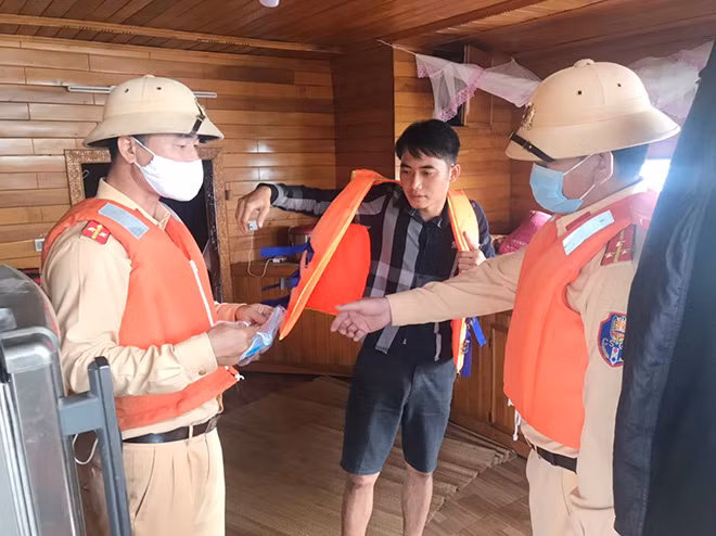 Cán bộ Thuỷ đoàn 1, Cục CSGT tặng áo phao cho người dân