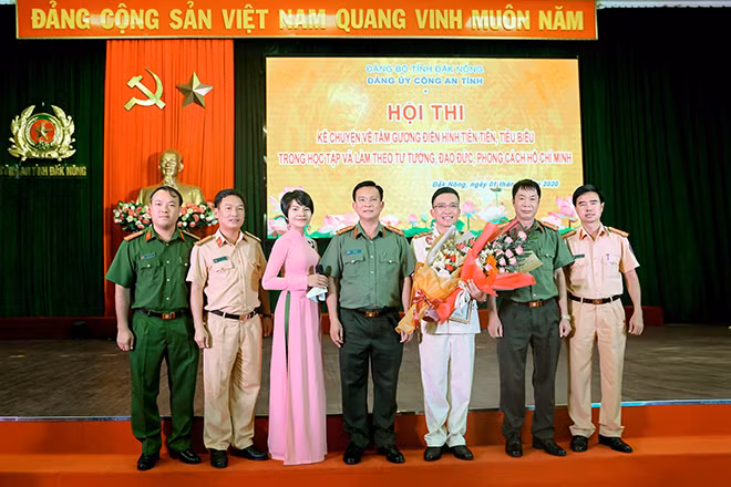 Đại tá Hồ Văn Mười, Giám đốc Công an tỉnh và các đồng chí lãnh đạo Công an tỉnh chụp ảnh lưu niệm với Phòng CSGT.
