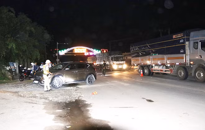 Công an tỉnh Bình Phước kiểm tra người, phương tiện vào Bình Phước tại chốt kiểm soát giao thông và phòng chống COVID-19 tại xã Tân Lập, huyện Đồng Phú.