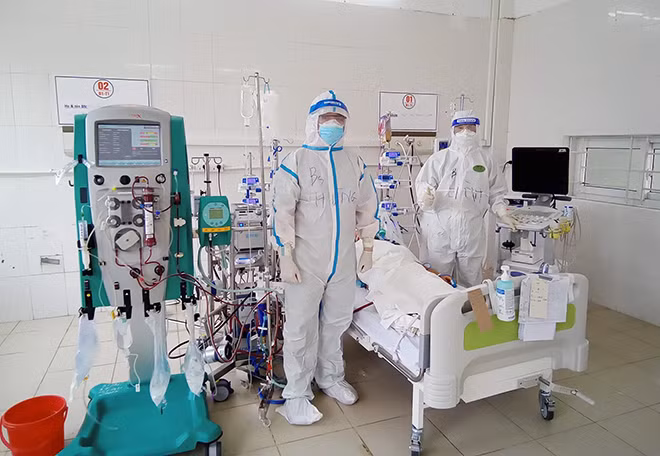 Các bác sĩ của đội chi viện Đà Nẵng đặt ECMO cho nữ công nhân 37 tuổi vào chiều 15/6.