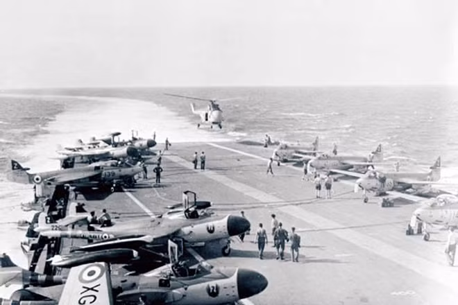Không quân Anh chuẩn bị tấn công Ai Cập trong sự kiện khủng hoảng Suez năm 1956.
