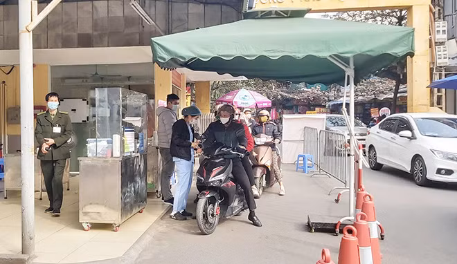 Bệnh viện Phụ sản Hà Nội đo thân nhiệt cho người vào viện.
