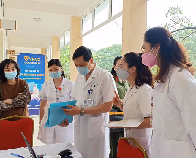 Đại tá Hoàng Thanh Tuyền, Giám đốc Bệnh viện 19-8 kiểm tra quy trình tiêm vaccine phòng COVID-19 tại bệnh viện.