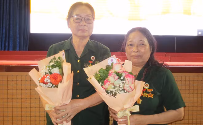 "Kiện tướng" vác hàng Tuyết Thu (bên phải) cùng đồng đội hạnh ngộ tại Tp. Hồ Chí Minh. "Kiện tướng" vác hàng Tuyết Thu (bên phải) cùng đồng đội hạnh ngộ tại Tp. Hồ Chí Minh.