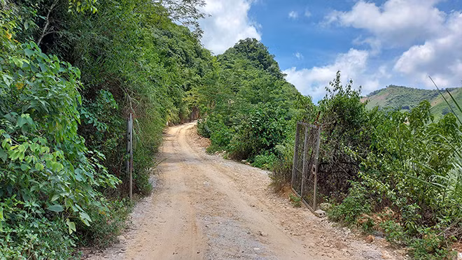 Đường dẫn lên điểm khai thác đá trái phép, tính từ đường cái đi vào khoảng 1km, chiều rộng khoảng 3,5m, nhiều đoạn dốc 45 độ và có cửa sắt để đóng mở, ngăn người lạ ra vào