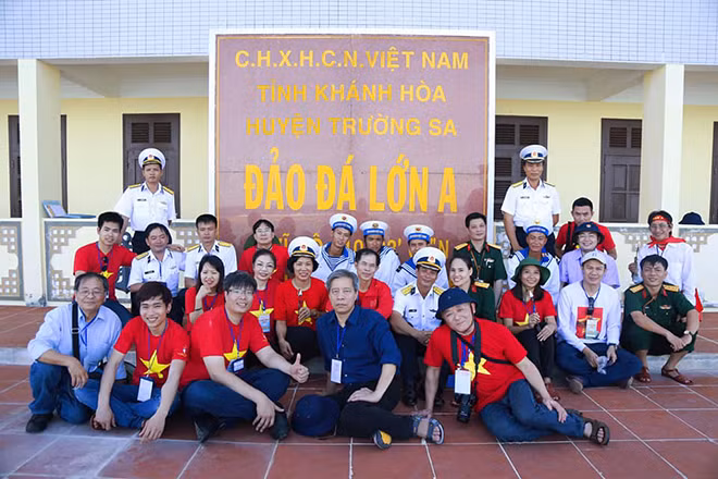 TS Trần Hải Linh (hàng đầu, thứ 3 từ trái sang) và đoàn công tác số 6 trong chuyến thăm Trường Sa năm 2016.