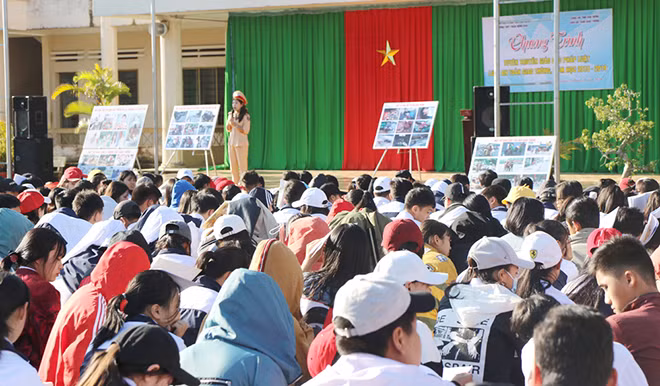 Lực lượng CSGT Công an Đak Nông làm tốt công tác tuyên truyền, nâng cao nhận thức chấp hành luật giao thông đường bộ cho người dân.