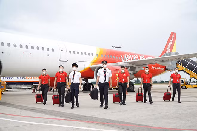 Hàng không Việt đang căng mình vượt khó.