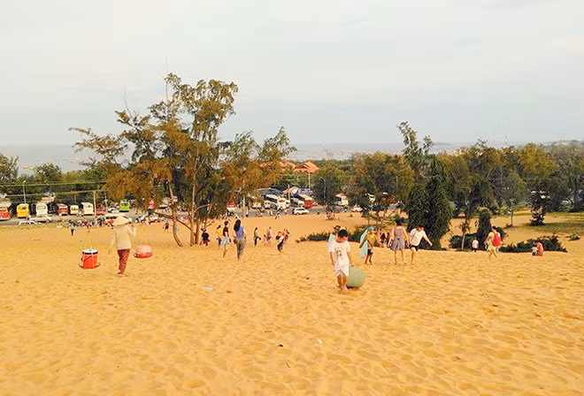Nhiều người mưu sinh nhờ đồi cát, như thợ chụp ảnh, người bán nước giải khát...