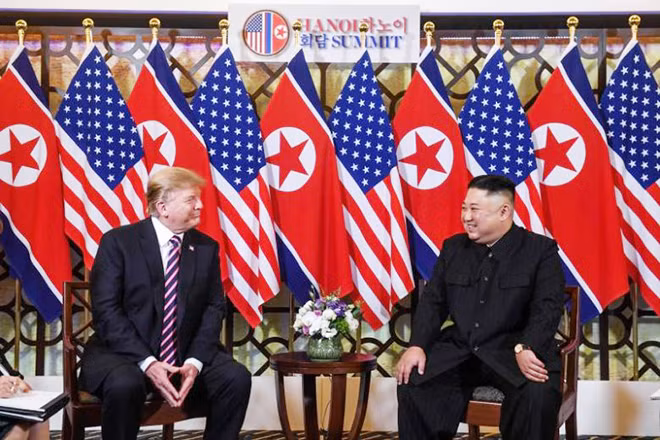 Ông Donald Trump gặp gỡ nhà lãnh đạo Triều Tiên Kim Jong-un. Ảnh: L.G