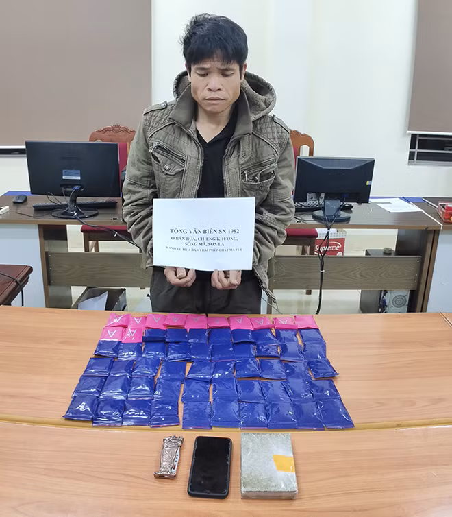 Đối tượng Tòng Văn Biên và tang vật tại cơ quan Công an.