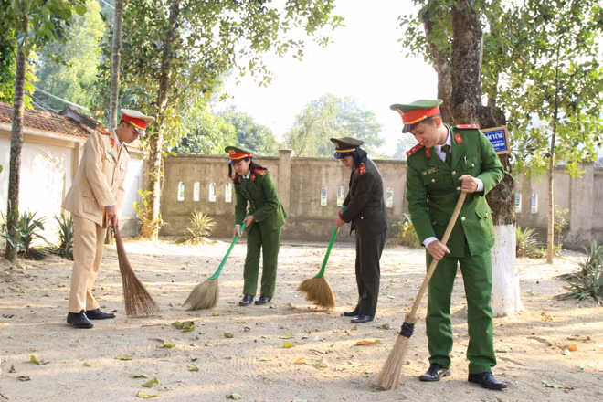 Tuổi trẻ Công an huyện Nam Đàn dọn dẹp vệ sinh trong khuôn viên nhà tưởng niệm đồng chí Trần Quốc Hoàn.