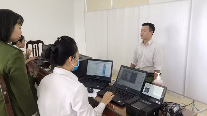 Công an Hòa Bình làm căn cước công dân gắn chip.