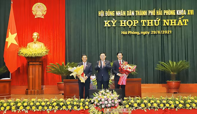Chủ tịch Quốc hội Vương Đình Huệ chúc mừng tân Chủ tịch HĐND và UBND TP Hải Phòng.