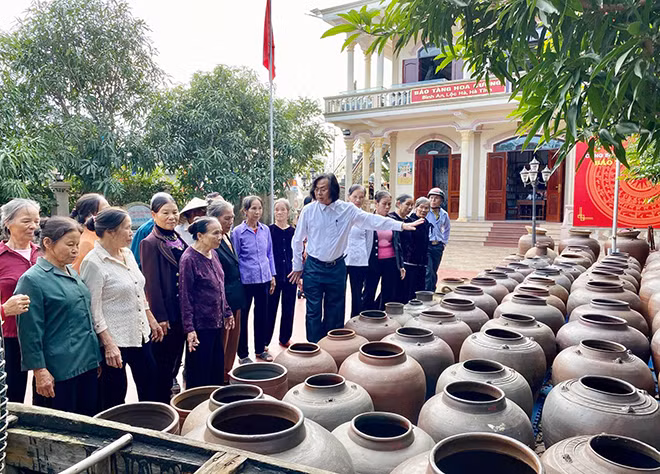 Tiến sĩ Cương giới thiệu với du khách về niên đại và giá trị của các hiện vật.