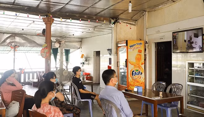 Gia đình chị Lê Thị Thái (thôn Hạ, xã Thạch Hạ) đón lễ chầu lượt năm 2021 trực tuyến.