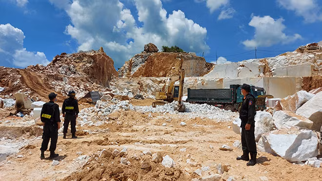 Lực lượng Công an bảo vệ hiện trường.