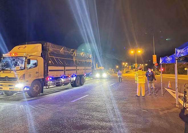 Lực lượng CSGT kiểm tra xe tải trên QL20 tại chốt kiểm soát đèo Preen Đà Lạt. Lực lượng CSGT kiểm tra xe tải trên QL20 tại chốt kiểm soát đèo Preen Đà Lạt.