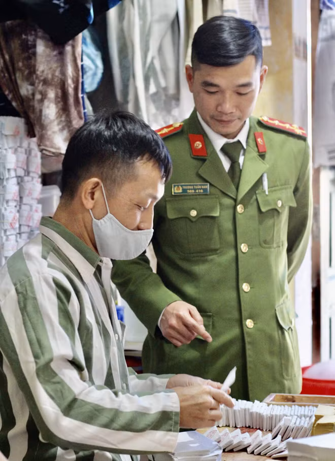 Đại úy Trương Tuấn Nam - cán bộ quản giáo Trại giam Hồng Ca trong giờ làm việc. Đại úy Trương Tuấn Nam - cán bộ quản giáo Trại giam Hồng Ca trong giờ làm việc.