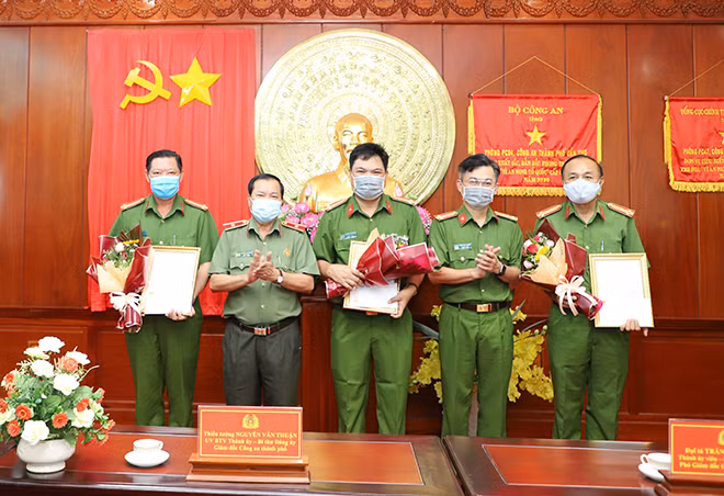 Thiếu tướng Nguyễn Văn Thuận, Giám đốc và Đại tá Trần Văn Dương, Phó Giám đốc Công an TP Cần Thơ khen thưởng các tập thể xuất sắc triệt phá tụ điểm sử dụng trái phép ma túy, đánh bạc trên địa bàn. Thiếu tướng Nguyễn Văn Thuận, Giám đốc và Đại tá Trần Văn Dương, Phó Giám đốc Công an TP Cần Thơ khen thưởng các tập thể xuất sắc triệt phá tụ điểm sử dụng trái phép ma túy, đánh bạc trên địa bàn.