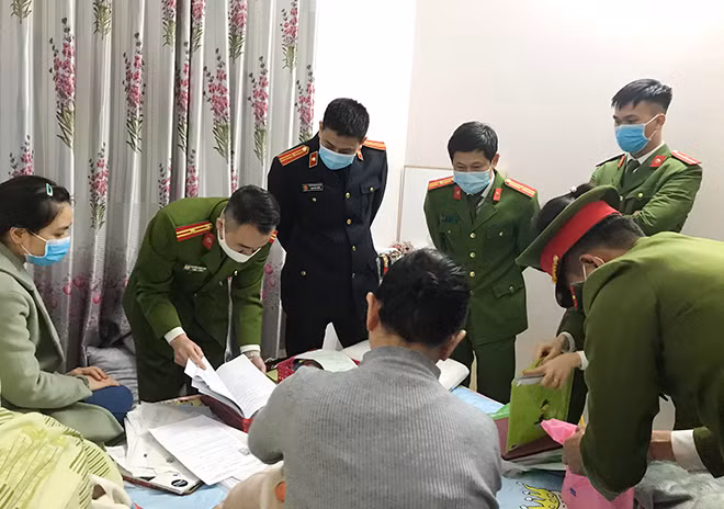 Công an khám xét chỗ ở, nơi làm việc của các bị can. Công an khám xét chỗ ở, nơi làm việc của các bị can.