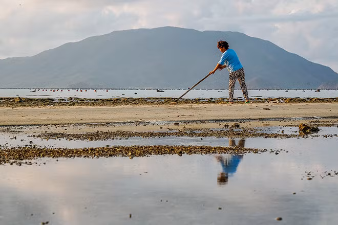 Hằng ngày, ngoài những giờ đón khách, hướng dẫn du khách thì chị Đào Thị Long lại tranh thủ dọn rác thải trên các bãi cát và trên thủy đạo.