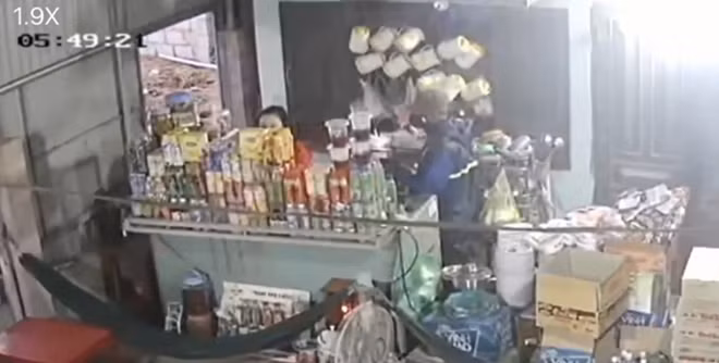 Mai Quốc Nam giả đi vệ sinh, vào tận quầy tấn công chủ quán (ảnh cắt từ camera an ninh).