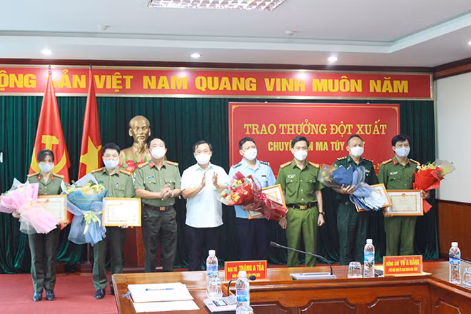 Đồng chí Vừ A Bằng, Phó Chủ tịch UBND tỉnh và Đại tá Tráng A Tủa, Giám đốc Công an tỉnh trao thưởng cho các tập thể, cá nhân tham gia phá chuyên án.
