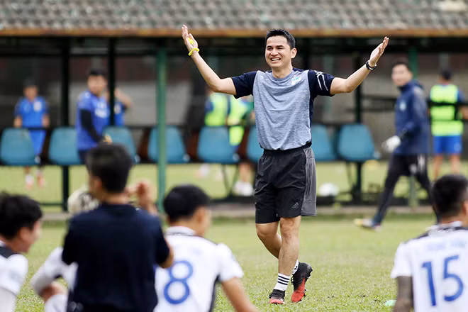 Huấn luyện viên Kiatisak đang tạo cảm hứng cho Hoàng Anh Gia Lai. Ảnh: HAFC
