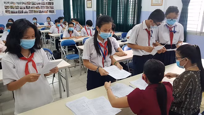 Thí sinh nộp hồ sơ dự thi lớp 10.
