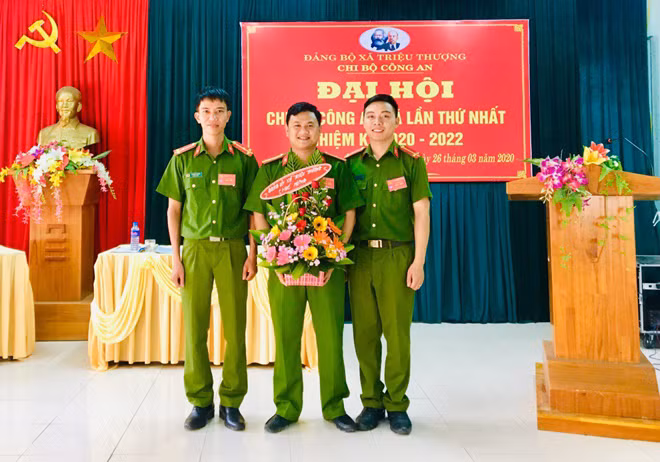 Niềm vui của các CBCS Công an xã Triệu Thượng khi ANTT địa bàn giữ vững, cuộc sống người dân được bình yên.