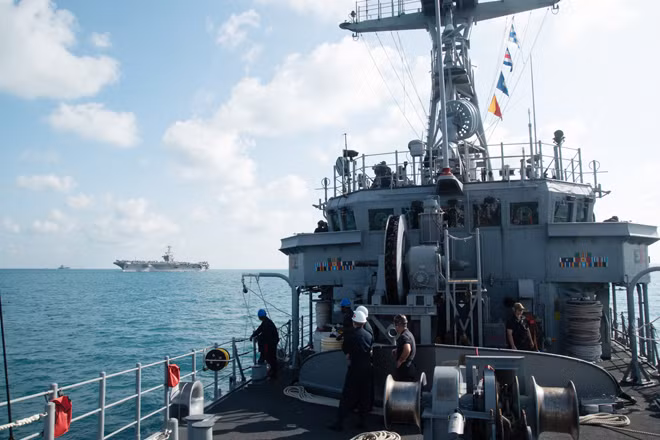 Tàu Hải quân Mỹ USS Chief đi qua Biển Đông cùng tàu sân bay USS John C. Stennis hồi tháng 3-2019. Ảnh: US Navy