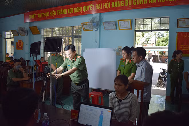 Giám đốc Công an tỉnh kiểm tra công tác làm thẻ căn cước công dân tại Cư Jút.