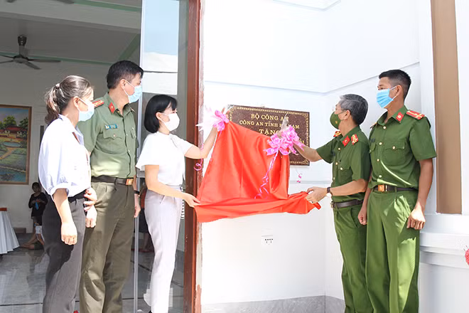 Đại tá Kiều Hữu Tuyển, Phó Giám đốc Công an tỉnh cắt băng khánh thành và bàn giao nhà Nghĩa tình đồng đội cho gia đình Thượng úy Dương Thành Nam, cán bộ Trại Tạm giam, Công an tỉnh. Đại tá Kiều Hữu Tuyển, Phó Giám đốc Công an tỉnh cắt băng khánh thành và bàn giao nhà Nghĩa tình đồng đội cho gia đình Thượng úy Dương Thành Nam, cán bộ Trại Tạm giam, Công an tỉnh.