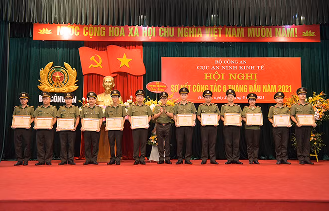Thứ trường Lương Tam Quang tặng Bằng khen của Bộ trưởng Bộ Công an cho các tập thể và cá nhân. Thứ trường Lương Tam Quang tặng Bằng khen của Bộ trưởng Bộ Công an cho các tập thể và cá nhân.