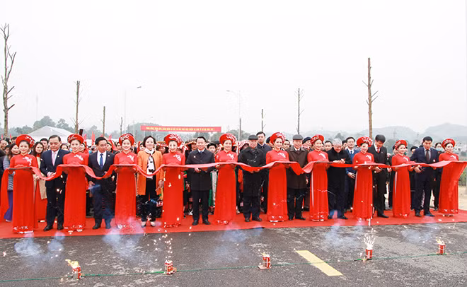 Đồng chí Trần Quốc Vượng, Ủy viên Bộ Chính trị, Thường trực Ban Bí thư và các đại biểu cắt băng khánh thành cầu Cổ Phúc. Ảnh: TTXVN