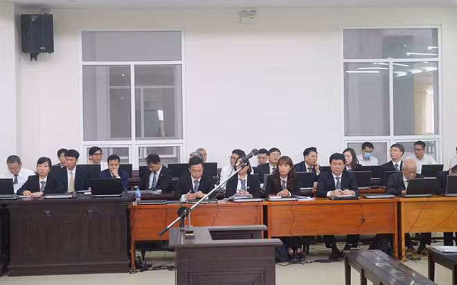 Các luật sư bào chữa tại phiên toà .