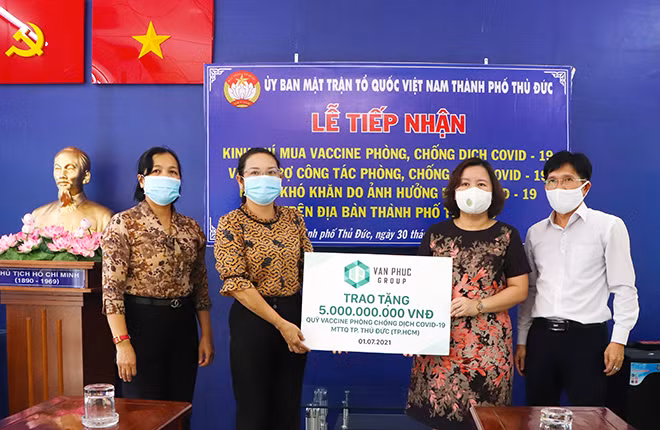 Van Phuc Group ủng hộ 5 tỷ đồng Quỹ Vaccine phòng chống dịch Covid-19 cho MTTQ Việt Nam TP Thủ Đức.