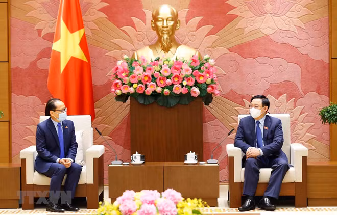 Chủ tịch Quốc hội Vương Đình Huệ với Đại sứ Chay Navuth tại buổi tiếp. (Ảnh: Doãn Tấn/TTXVN)