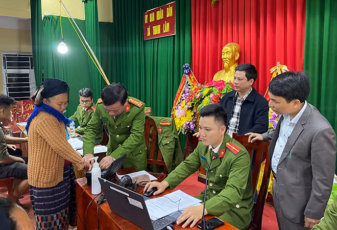 Công an tỉnh Thanh Hóa “trắng đêm” cấp thẻ CCCD gắn chíp cho nhân dân.